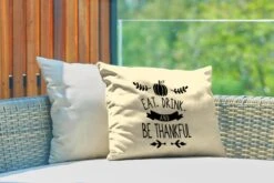 Coussins D'extérieur - Jardin - Citation Manger, Boire Et être Reconnaissant Décoration Murale Noël Jaune Pastel - 50x30 Cm -Jingle Bells Boutique 1200x800 1227