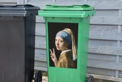 Autocollant De Conteneur Vieux MaîtresIllustrations De Noël - Fille Avec Une Boucle D'oreille De Perle Par Le Vieux Maître Johannes Vermeer Donne Le Signe De La Paix 11 Autocollant De Conteneur Vieux MaîtresIllustrations De Noël - Fille Avec Une Boucle D'oreille De Perle Par Le Vieux Maître Johannes Vermeer Donne Le Signe De La Paix -Jingle Bells Boutique 1200x800 1269