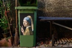 Autocollant De Conteneur Vieux MaîtresIllustrations De Noël - Fille Avec Une Boucle D'oreille De Perle Par Le Vieux Maître Johannes Vermeer Donne Le Signe De La Paix 13 Autocollant De Conteneur Vieux MaîtresIllustrations De Noël - Fille Avec Une Boucle D'oreille De Perle Par Le Vieux Maître Johannes Vermeer Donne Le Signe De La Paix -Jingle Bells Boutique 1200x800 1271