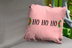 Coussins D'extérieur - Jardin - Citation De Noël Ho Ho Ho Sur Fond Rose - 60x60 Cm -Jingle Bells Boutique 1200x800 1293