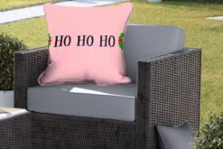 Coussins D'extérieur - Jardin - Citation De Noël Ho Ho Ho Sur Fond Rose - 60x60 Cm -Jingle Bells Boutique 1200x800 1296
