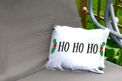 Coussins D'extérieur - Jardin - Citation De Noël Ho Ho Ho Avec Un Fond Blanc - 50x30 Cm -Jingle Bells Boutique 1200x800 1297