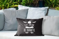 Coussins D'extérieur - Jardin - Quote Eat, Drink And Be Thankful Décoration Murale Noël Noir - 50x30 Cm -Jingle Bells Boutique 1200x800 1312