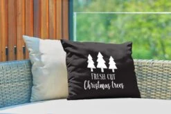 Coussins D'extérieur - Jardin - Citation De Noël Arbres De Noël Fraîchement Coupés Avec Un Fond Noir - 50x30 Cm -Jingle Bells Boutique 1200x800 1329