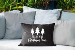 Coussins D'extérieur - Jardin - Citation De Noël Arbres De Noël Fraîchement Coupés Avec Un Fond Noir - 50x30 Cm -Jingle Bells Boutique 1200x800 1330