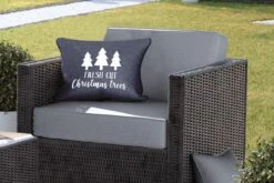 Coussins D'extérieur - Jardin - Citation De Noël Arbres De Noël Fraîchement Coupés Avec Un Fond Noir - 50x30 Cm -Jingle Bells Boutique 1200x800 1331