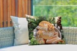 Coussins D'extérieur - Jardin - Citation Pour La Maison Pendant Noël 'Soyez Joyeux Et Lumineux' Sur Fond De Biscuits De Noël - 60x40 Cm -Jingle Bells Boutique 1200x800 1342
