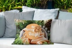 Coussins D'extérieur - Jardin - Citation Pour La Maison Pendant Noël 'Soyez Joyeux Et Lumineux' Sur Fond De Biscuits De Noël - 60x40 Cm -Jingle Bells Boutique 1200x800 1343