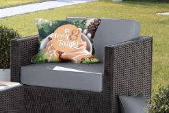 Coussins D'extérieur - Jardin - Citation Pour La Maison Pendant Noël 'Soyez Joyeux Et Lumineux' Sur Fond De Biscuits De Noël - 60x40 Cm -Jingle Bells Boutique 1200x800 1344