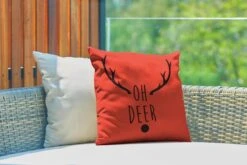 Coussins D'extérieur - Jardin - Citation De Noël Oh Cerf Sur Fond Rouge - 40x40 Cm -Jingle Bells Boutique 1200x800 1346