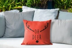 Coussins D'extérieur - Jardin - Citation De Noël Oh Cerf Sur Fond Rouge - 40x40 Cm -Jingle Bells Boutique 1200x800 1347