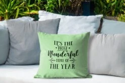 Coussins D'extérieur - Jardin - Citation De Noël C'est La Plus Belle Période De L'année Sur Fond Vert - 45x45 Cm -Jingle Bells Boutique 1200x800 1359