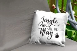Coussins D'extérieur - Jardin - Citation De Noël Jingle All Way Sur Fond Blanc - 45x45 Cm -Jingle Bells Boutique 1200x800 1361