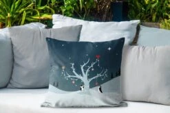 Coussins D'extérieur - Jardin - Illustration De Deux Pingouins Décorant Un Sapin De Noël - 50x50 Cm -Jingle Bells Boutique 1200x800 1386