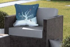 Coussins D'extérieur - Jardin - Illustration De Deux Pingouins Décorant Un Sapin De Noël - 50x50 Cm -Jingle Bells Boutique 1200x800 1387