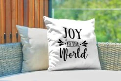 Coussins D'extérieur - Jardin - Citation De Noël Joy Au Monde Sur Fond Blanc - 50x50 Cm -Jingle Bells Boutique 1200x800 1389