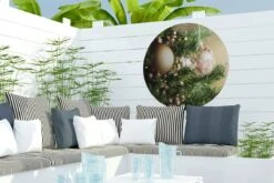 Cercle De Jardin Gros Plan De Boules De Noël Dans Un Sapin De Noël - 60x60 Cm - Affiche Ronde De Jardin - Extérieur -Jingle Bells Boutique 1200x800 1397