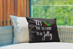 Coussins D'extérieur - Jardin - Citation De Noël C'est La Saison Pour être Joyeux Avec Un Fond Noir - 50x30 Cm -Jingle Bells Boutique 1200x800 1412