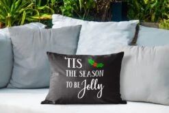 Coussins D'extérieur - Jardin - Citation De Noël C'est La Saison Pour être Joyeux Avec Un Fond Noir - 50x30 Cm -Jingle Bells Boutique 1200x800 1413