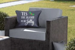 Coussins D'extérieur - Jardin - Citation De Noël C'est La Saison Pour être Joyeux Avec Un Fond Noir - 50x30 Cm -Jingle Bells Boutique 1200x800 1414