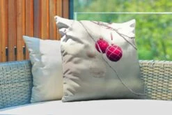 Coussins D'extérieur - Jardin - Un Gros Plan De Boules De Noël Colorées Lors D'une Journée Glaciale - 60x60 Cm -Jingle Bells Boutique 1200x800 1416