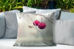 Coussins D'extérieur - Jardin - Un Gros Plan De Boules De Noël Colorées Lors D'une Journée Glaciale - 60x60 Cm -Jingle Bells Boutique 1200x800 1417