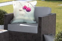 Coussins D'extérieur - Jardin - Un Gros Plan De Boules De Noël Colorées Lors D'une Journée Glaciale - 60x60 Cm -Jingle Bells Boutique 1200x800 1418