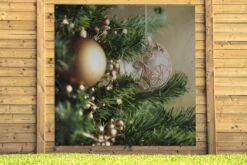 Affiche De Jardin Gros Plan De Boules De Noël Dans Le Sapin De Noël - 200x200 Cm - Toile De Jardin - Affiche D'extérieur -Jingle Bells Boutique 1200x800 1443
