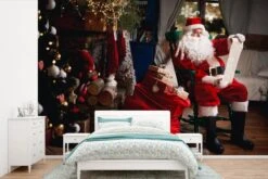 Papier Peint Photo Vinyle - Père Noël Assis Sur Une Chaise Avec Un Sac Plein De Cadeaux, Largeur 600 Cm X Hauteur 400 Cm - Tirage Photo Sur Papier Peint (disponible En 7 Tailles)