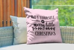 Coussins D'extérieur - Jardin - Citation De Noël Passez Un Joyeux Petit Noël Sur Fond Rose - 60x60 Cm -Jingle Bells Boutique 1200x800 1451