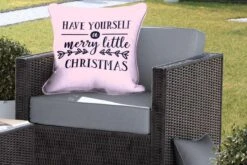 Coussins D'extérieur - Jardin - Citation De Noël Passez Un Joyeux Petit Noël Sur Fond Rose - 60x60 Cm -Jingle Bells Boutique 1200x800 1453