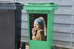 Autocollant De Récipient Vieux MaîtresIllustrations De Noël - Fille Avec Une Boucle D'oreille De Perle Par Le Vieux Maître Johannes Vermeer Avec Une Cigarette -Jingle Bells Boutique 1200x800 1479