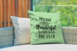 Coussins D'extérieur - Jardin - Citation De Noël C'est La Plus Belle Période De L'année Sur Fond Vert - 50x50 Cm -Jingle Bells Boutique 1200x800 1488