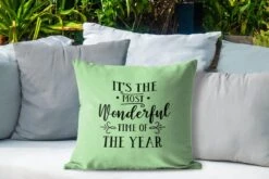 Coussins D'extérieur - Jardin - Citation De Noël C'est La Plus Belle Période De L'année Sur Fond Vert - 50x50 Cm -Jingle Bells Boutique 1200x800 1489