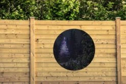 Garden Circle Sapin De Noël Lumineux Dans Une Forêt Sombre - 120x120 Cm - Affiche De Jardin Ronde - Extérieur - XXL -Jingle Bells Boutique 1200x800 1492