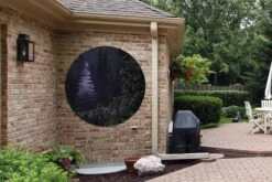 Garden Circle Sapin De Noël Lumineux Dans Une Forêt Sombre - 120x120 Cm - Affiche De Jardin Ronde - Extérieur - XXL -Jingle Bells Boutique 1200x800 1494