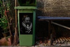 Autocollant Conteneur Old MastersIllustrations De Noël - Guillaume D' Oranje Du Vieux Maître Adriaen Thomasz Prend Un Selfie Avec Un Smartphone -Jingle Bells Boutique 1200x800 1500