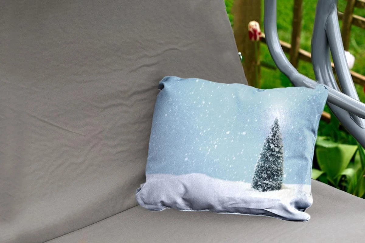 Coussins D'extérieur - Jardin - Un Sapin De Noël Dans Un Paysage Enneigé Et Un Ciel Bleu - 50x30 Cm 4 Coussins D'extérieur - Jardin - Un Sapin De Noël Dans Un Paysage Enneigé Et Un Ciel Bleu - 50x30 Cm – Image 2