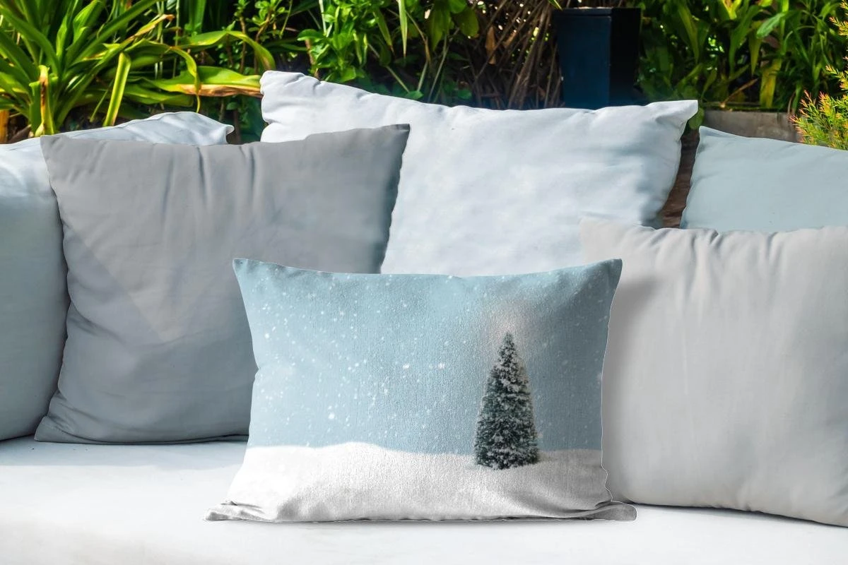 Coussins D'extérieur - Jardin - Un Sapin De Noël Dans Un Paysage Enneigé Et Un Ciel Bleu - 50x30 Cm 6 Coussins D'extérieur - Jardin - Un Sapin De Noël Dans Un Paysage Enneigé Et Un Ciel Bleu - 50x30 Cm – Image 4