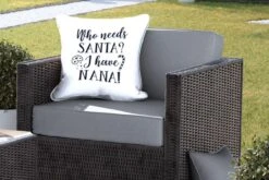 Coussins D'extérieur - Jardin - Citation De Noël Qui A Besoin Du Père Noël ? J'ai Nana! Sur Fond Blanc - 50x50 Cm -Jingle Bells Boutique 1200x800 1513