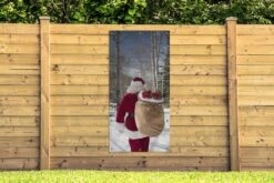 Affiche De Clôture Le Père Noël Se Promène Dans Une Forêt Avec Un Sac Plein De Cadeaux De Noël - 100x200 Cm - Toile De Jardin 10 Affiche De Clôture Le Père Noël Se Promène Dans Une Forêt Avec Un Sac Plein De Cadeaux De Noël - 100x200 Cm - Toile De Jardin -Jingle Bells Boutique 1200x800 1524