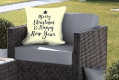 Coussins D' Extérieur - Jardin - Citation De Noël Joyeux Noël Et Happy Année Sur Fond Jaune - 50x50 Cm 11 Coussins D' Extérieur - Jardin - Citation De Noël Joyeux Noël Et Happy Année Sur Fond Jaune - 50x50 Cm -Jingle Bells Boutique 1200x800 1530