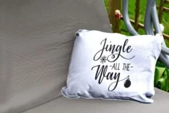 Coussins D'extérieur - Jardin - Citation De Noël Jingle Tout Le Chemin Avec Un Fond Blanc - 60x40 Cm -Jingle Bells Boutique 1200x800 1531