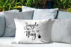Coussins D'extérieur - Jardin - Citation De Noël Jingle Tout Le Chemin Avec Un Fond Blanc - 60x40 Cm -Jingle Bells Boutique 1200x800 1533