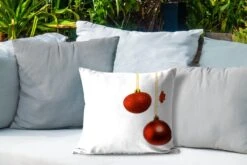 Coussins D'extérieur - Jardin - Une Paire De Boules De Noël Rouges Avec Une étoile De Noël Rouge - 40x40 Cm -Jingle Bells Boutique 1200x800 1537