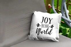 Coussins D'extérieur - Jardin - Citation De Noël Joy Au Monde Sur Fond Blanc - 40x40 Cm -Jingle Bells Boutique 1200x800 1564