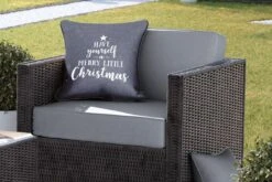 Coussins D'extérieur - Jardin - Citation Noël Passez Un Joyeux Petit Noël Sur Fond Noir - 45x45 Cm -Jingle Bells Boutique 1200x800 1575