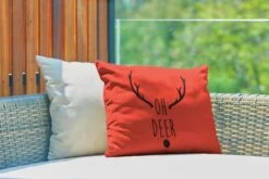 Coussins D'extérieur - Jardin - Citation De Noël Oh Cerf Sur Fond Rouge - 50x30 Cm -Jingle Bells Boutique 1200x800 1598