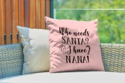 Coussins D'extérieur - Jardin - Citation De Noël Qui A Besoin Du Père Noël ? J'ai Nana! Sur Fond Rose - 50x50 Cm -Jingle Bells Boutique 1200x800 1615