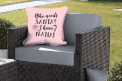 Coussins D'extérieur - Jardin - Citation De Noël Qui A Besoin Du Père Noël ? J'ai Nana! Sur Fond Rose - 50x50 Cm -Jingle Bells Boutique 1200x800 1617